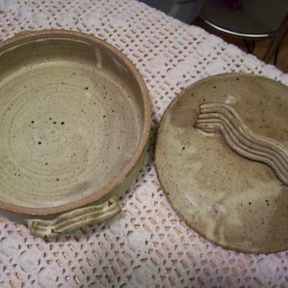 Danica Pottery Casserole Serving Round Dish With Lid 7 in diam x 1.75 in Deep - Picture 3 of 7